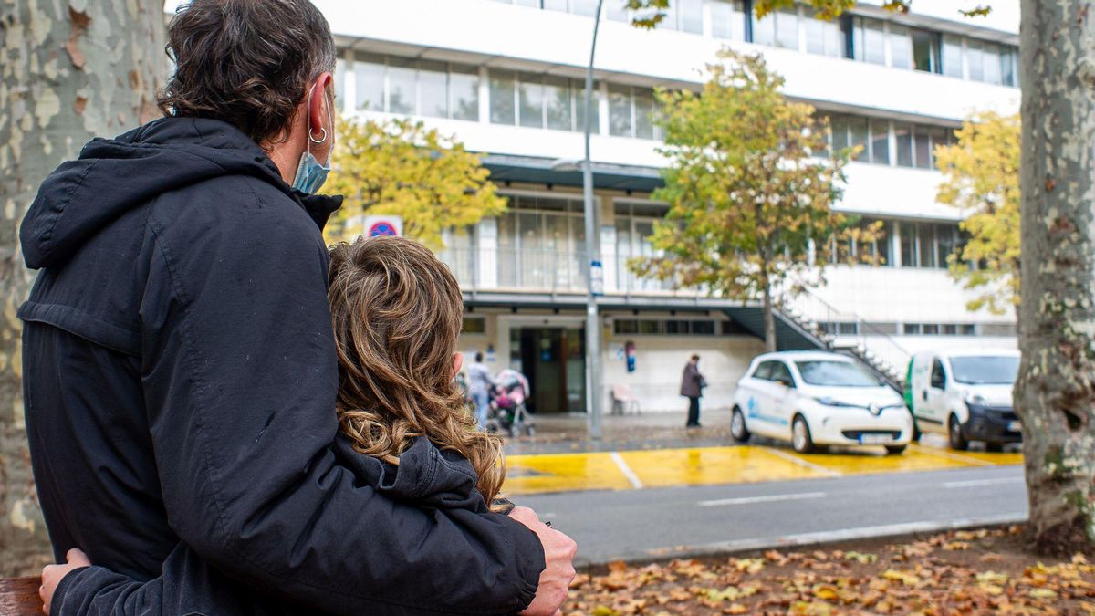 Joan F. y su hijo, frente al CAP Norte de Vic, este viernes, donde fue atendida la mujer fallecida. Joan F. y su hijo, frente al CAP Norte de Vic, este viernes, donde fue atendida la mujer fallecida.