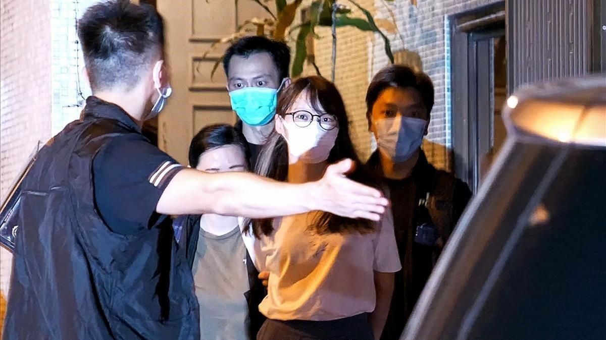 Momento de la detención, este lunes, de la activista prodemocracia hongkonesa Agnes Chow. Momento de la detención, este lunes, de la activista prodemocracia hongkonesa Agnes Chow.