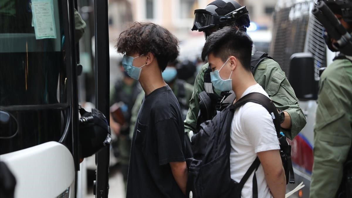 Dos jóvenes arrestados en Hong Kong este jueves. Dos jóvenes arrestados en Hong Kong este jueves.