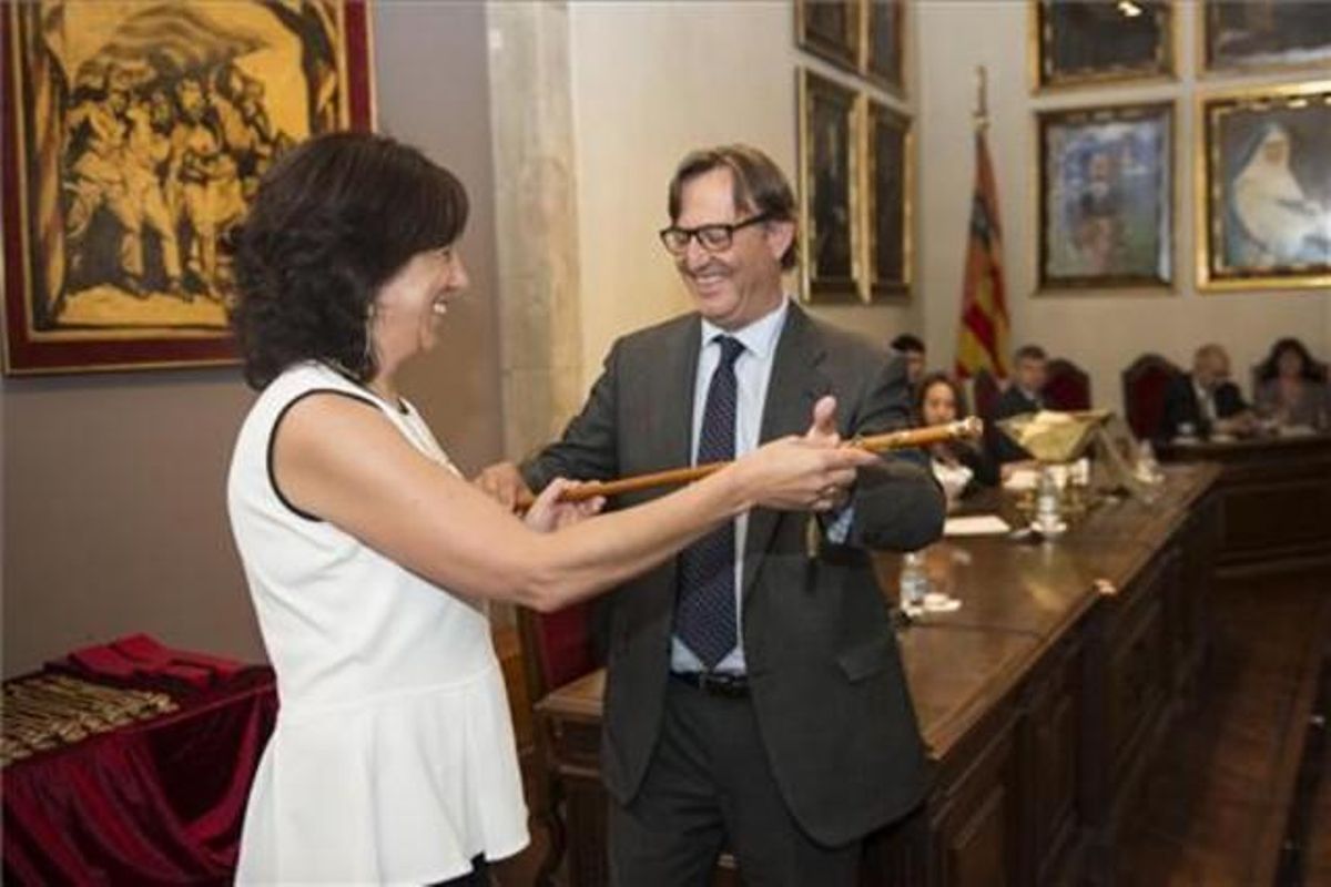 Anna Erra iniciando su mandato como nueva alcaldesa de Vic de la mano de su sucesor, Josep Maria Vila d’Abadal. Anna Erra iniciando su mandato como nueva alcaldesa de Vic de la mano de su sucesor, Josep Maria Vila d’Abadal.
