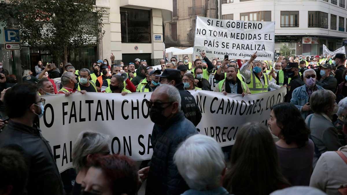 Protestas en la calle en la celebración del acto ’Otras políticas’ en Valencia.