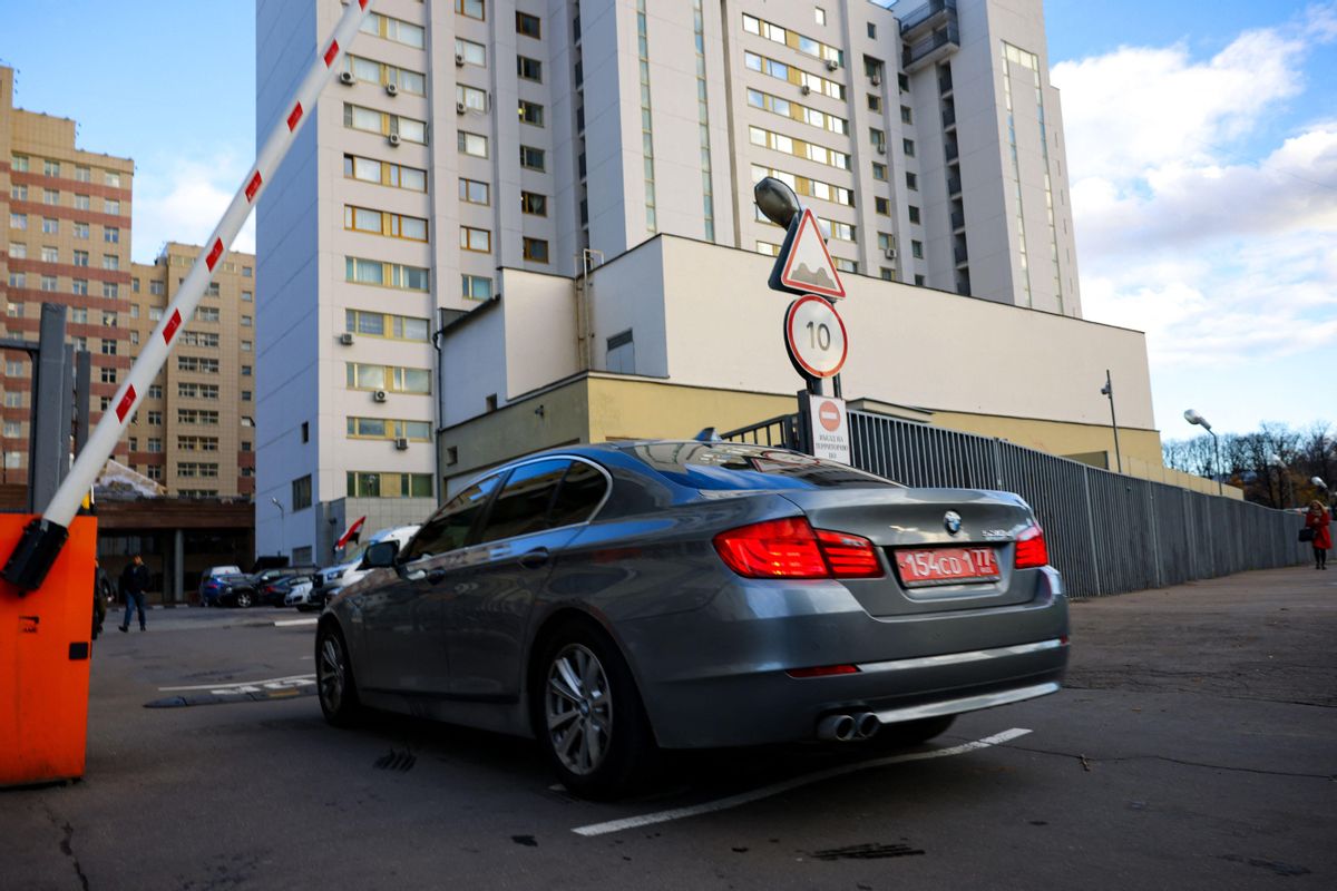 Un coche con matrícula diplomática entra en el edificio que albergaba las oficinas de la OTAN en Moscú, este lunes. Un coche con matrícula diplomática entra en el edificio que albergaba las oficinas de la OTAN en Moscú, este lunes.