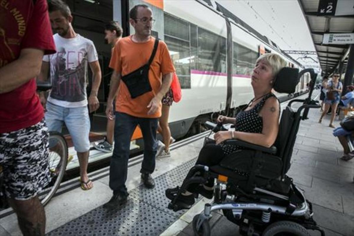 Ana Jonet, junto a un tren al cual no puede acceder en la estación de Gavà.