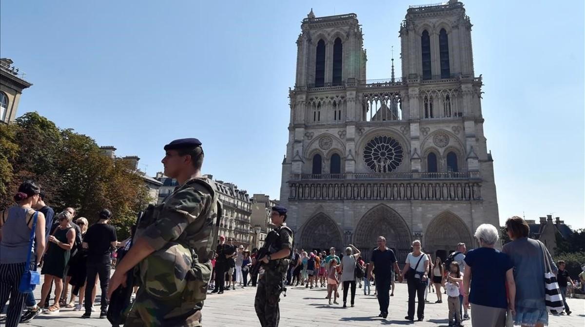 Soldados franceses patrullan frente a la catedral de Notre Dame, en París, el 15 de agosto. Soldados franceses patrullan frente a la catedral de Notre Dame, en París, el 15 de agosto.