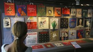 30 de junio de 2015, último día de la vida de Vinçon, con un escaparate casi monográfico sobre aquellas bolsas de la tienda que se coleccionaron como fetiches.