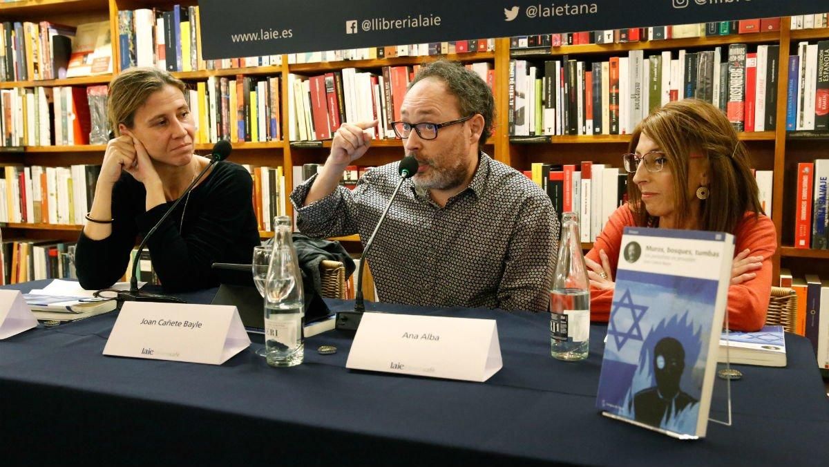Joan Cañete Bayle, flanqueado por Isabel Galí (izquierda) y Ana Alba, el jueves en la librería Laie durante la presentación de su libro. Joan Cañete Bayle, flanqueado por Isabel Galí (izquierda) y Ana Alba, el jueves en la librería Laie durante la presentación de su libro.