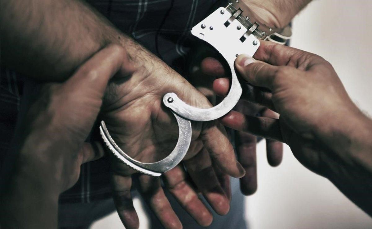 Un hombre detenido por agentes policiales. Un hombre detenido por agentes policiales.