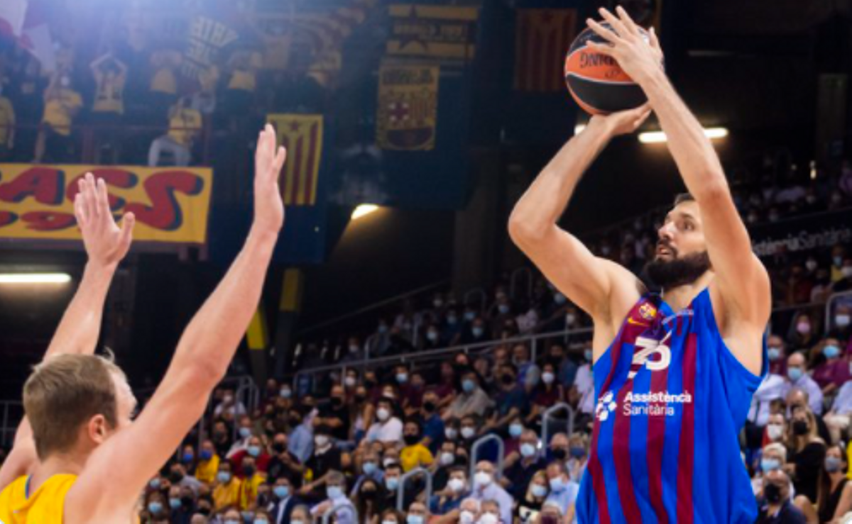Mirotic lanza a canasta desde la linea del triple ante Sikma Mirotic lanza a canasta desde la linea del triple ante Sikma