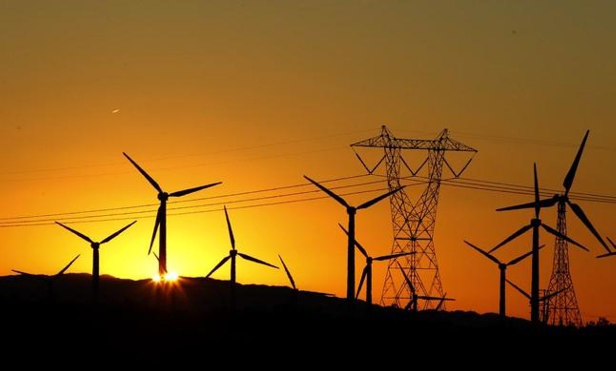 Torre eléctrica y molinos de energía eólica. Torre eléctrica y molinos de energía eólica.