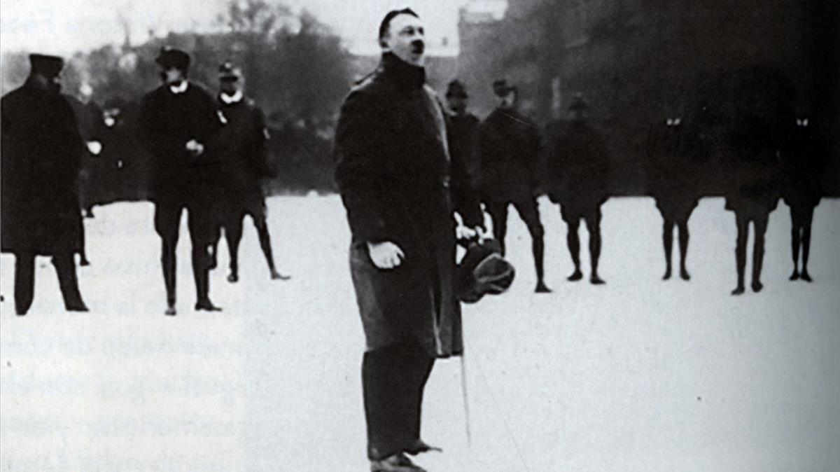 Hitler, en el mitin de su partido en enero de 1923. 