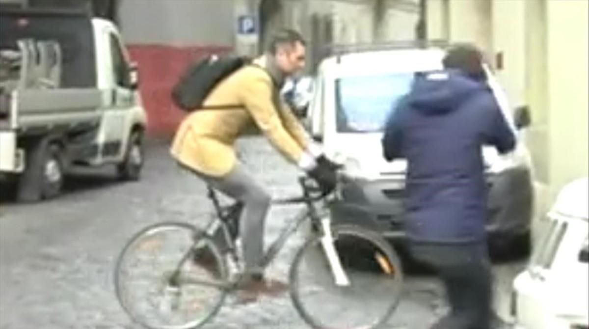 Iñaki Urdangarin sale de su casa en bicicleta. Ginebra, miércoles, 22 de febrero. Iñaki Urdangarin sale de su casa en bicicleta. Ginebra, miércoles, 22 de febrero.