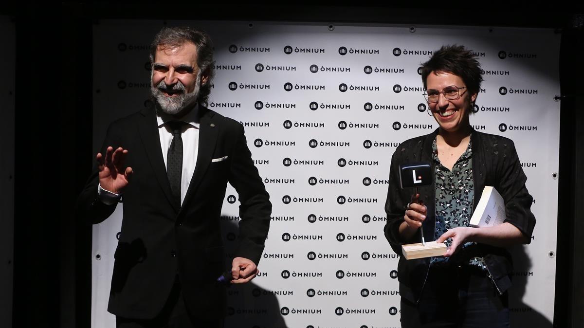 Eva Baltasar, tras recibir el Premi Òmnium de manos del presidente de la entidad cultural, Jordi Cuixart.