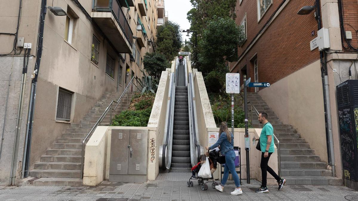 Els barris de muntanya de Barcelona tindran nou escales mecàniques i cinc ascensors més el 2023
