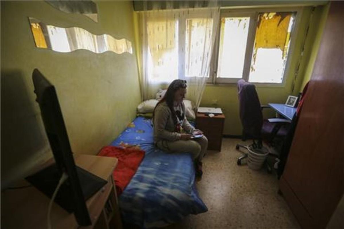 Isabel, la madre de Caroline del Valle, en la habitación de su hija. Isabel, la madre de Caroline del Valle, en la habitación de su hija.