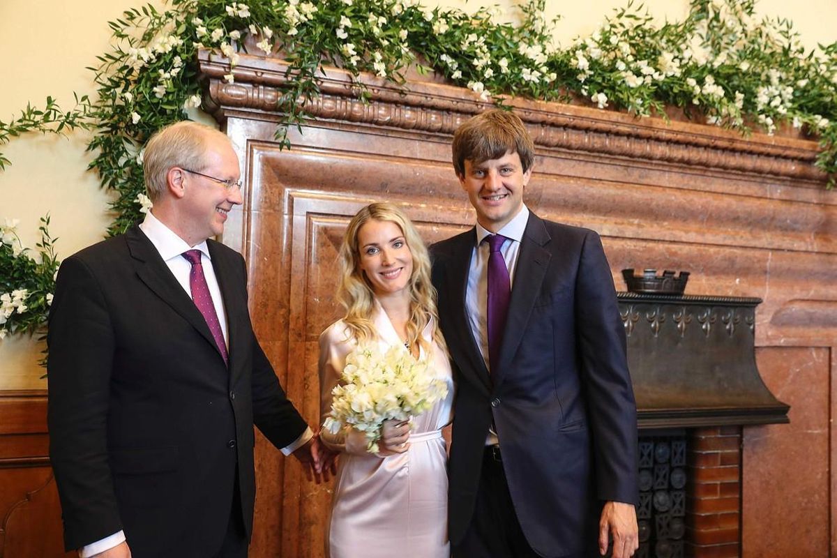 Ernesto Augusto Jr. y Ekaterina Malysheva, junto al alcalde Stefan Schosto, tras contraer matrimonio. Ernesto Augusto Jr. y Ekaterina Malysheva, junto al alcalde Stefan Schosto, tras contraer matrimonio.