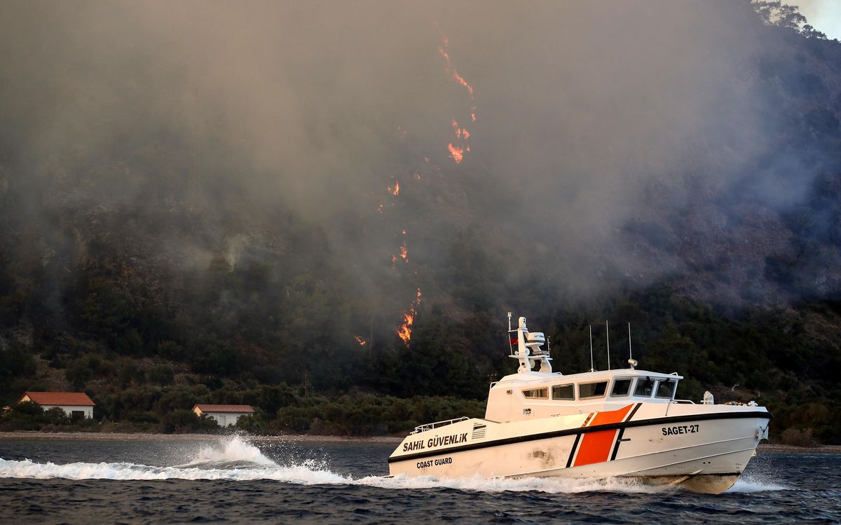 Un barco de la Guardia Costera huye de las llamas en Turquía. Un barco de la Guardia Costera huye de las llamas en Turquía.