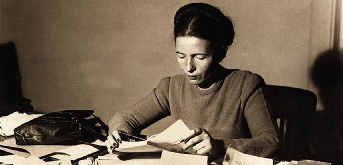 Simone de Beauvoir, en su despacho en noviembre de 1945. Simone de Beauvoir, en su despacho en noviembre de 1945.