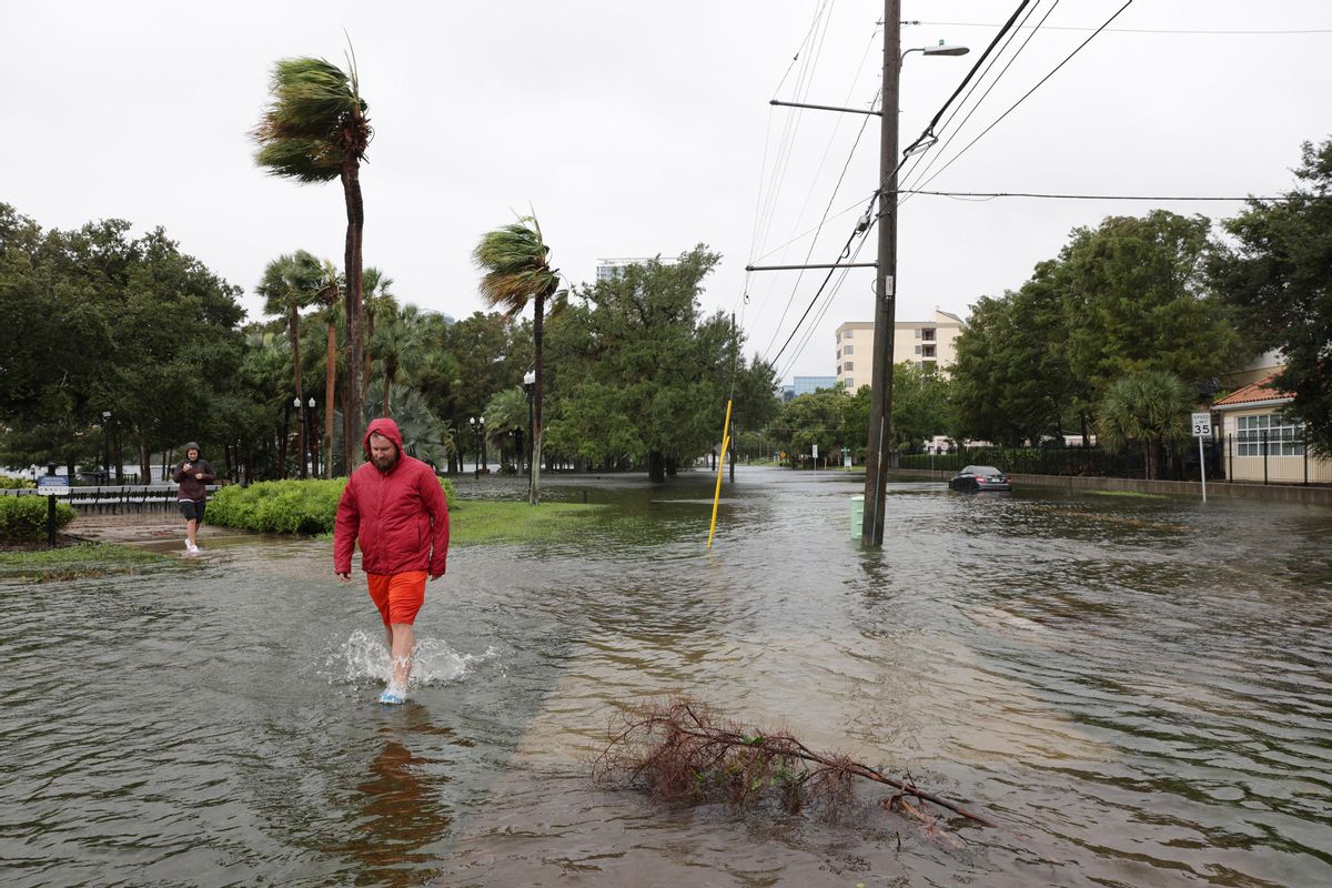Orlando (United States), 29/09/2022.- People walk in flood waters in the wake of Hurricane Ian in Orlando, Florida, USA, 29 September 2022. Hurricane Ian came ashore as a Category 4 hurricane according to the National Hurricane Center and is nearing an exit into the Atlantic Ocean on the East Coast of Florida. (Estados Unidos) EFE/EPA/GARY BOGDON Orlando (United States), 29/09/2022.- People walk in flood waters in the wake of Hurricane Ian in Orlando, Florida, USA, 29 September 2022. Hurricane Ian came ashore as a Category 4 hurricane according to the National Hurricane Center and is nearing an exit into the Atlantic Ocean on the East Coast of Florida. (Estados Unidos) EFE/EPA/GARY BOGDON