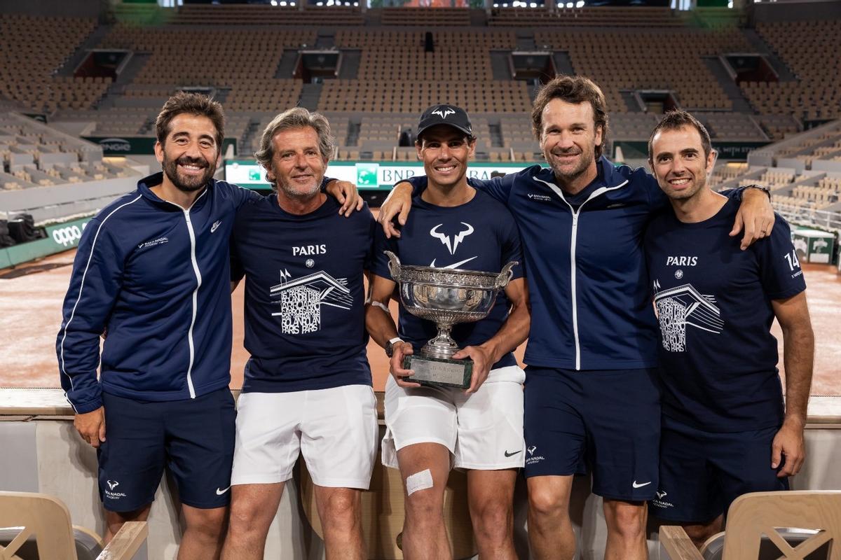Rafael Nadal, junto a Marc López, Francis Roig, Carlos Moyà y Rafael Maymó, su equipo, en Roland Garros.