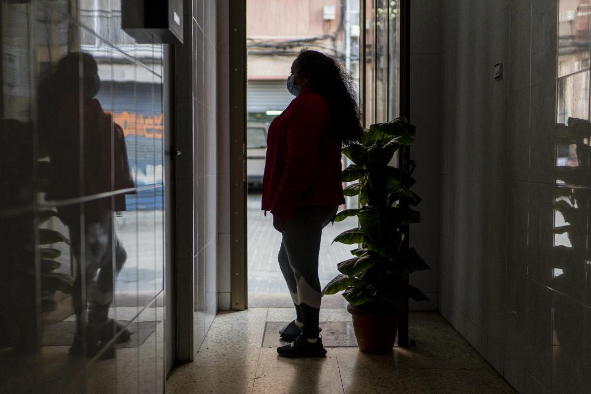 Mariana V., inmigrante ecuatoriana acosada por las deudas, en el portal de su casa en Cornellà.