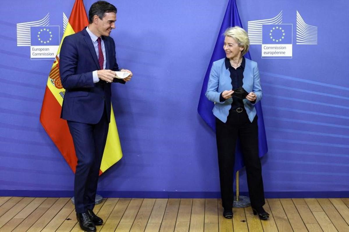 El presidente del Gobierno, Pedro Sánchez, y la presidenta de la Comisión Europea, Ursula von der Leyen, el pasado 21 de marzo de 2022 antes de su reunión en Bruselas.