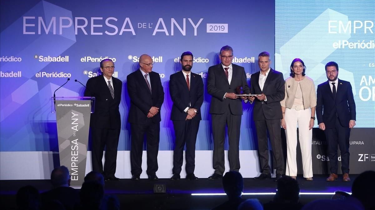 Josep y Jordi Ametller reciben el galardón de Empresa del Año entregado por Reyes Maroto, Pere Aragonés, Javier Moll y Josep Oliu. Josep y Jordi Ametller reciben el galardón de Empresa del Año entregado por Reyes Maroto, Pere Aragonés, Javier Moll y Josep Oliu.