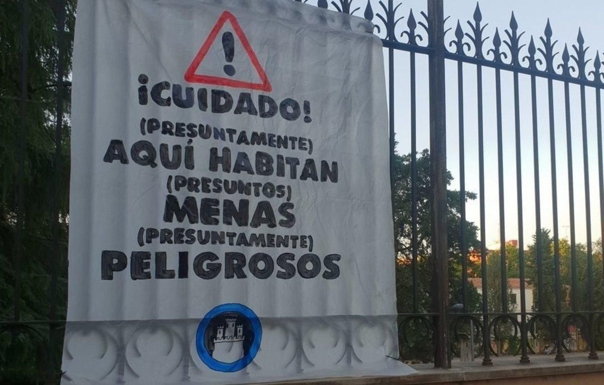 Pancarta del colectivo okupa Hogar Social Madrid contra los menores extranjeros no acompañados (MENAS) en el centro de Hortaleza. Pancarta del colectivo okupa Hogar Social Madrid contra los menores extranjeros no acompañados (MENAS) en el centro de Hortaleza.