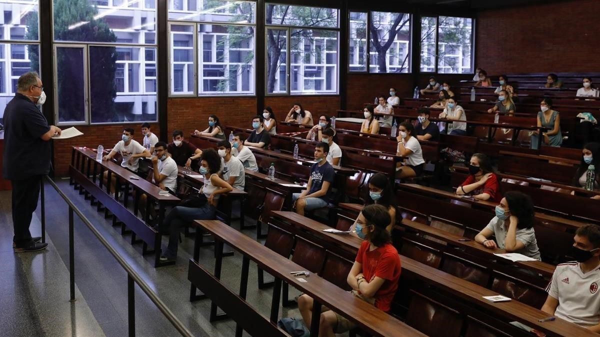 Instrucciones antes del examen de las PAU en la Facultat d’Economia i Empresa de la UB. Instrucciones antes del examen de las PAU en la Facultat d’Economia i Empresa de la UB.