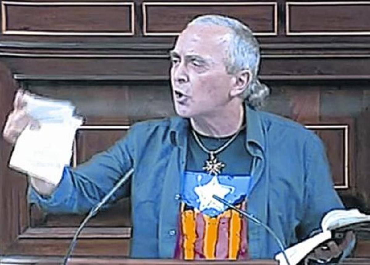 Sabino Cuadra rompe varias páginas de un ejemplar de la Constitución durante una intervención en la tribuna del Congreso, en septiembre del pasado año. 
