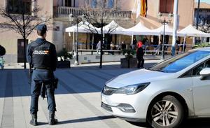 Un agente de la Policía Nacional frente al Ayuntamiento de Cornellà de Llobregat.