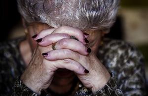 Una anciana en una residencia geriátrica