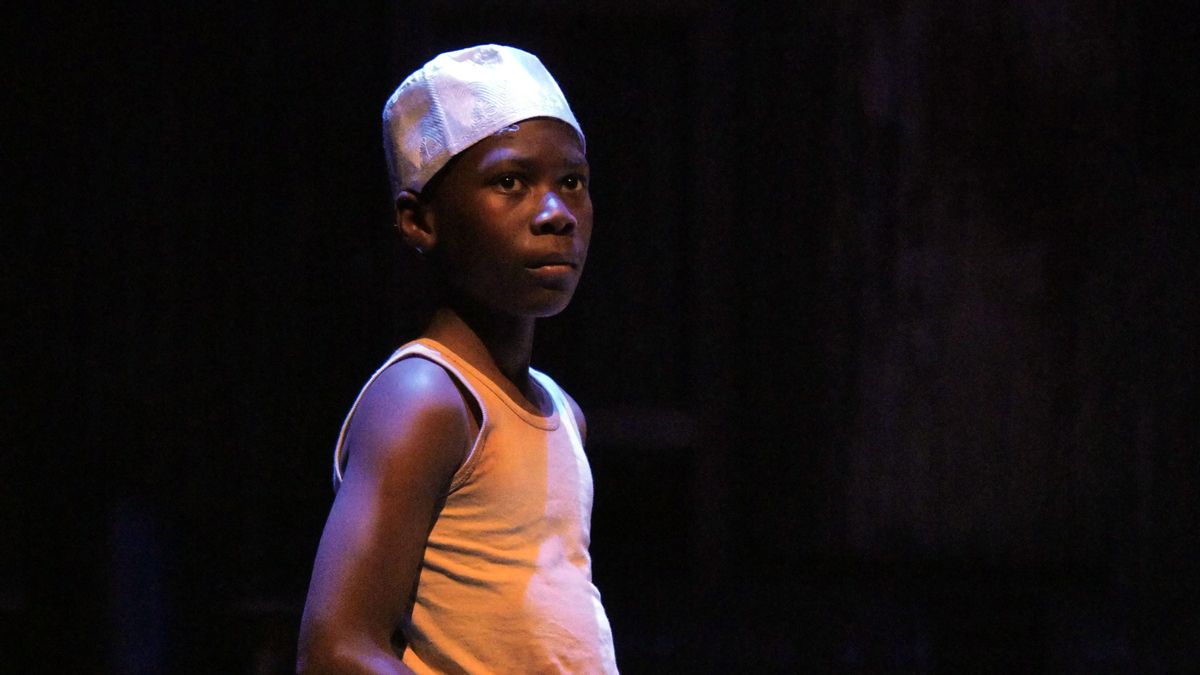 Un joven actor que interpreta a Asad, el protagonista de ’A man of good hope’, en un momento de la obra. Un joven actor que interpreta a Asad, el protagonista de ’A man of good hope’, en un momento de la obra.