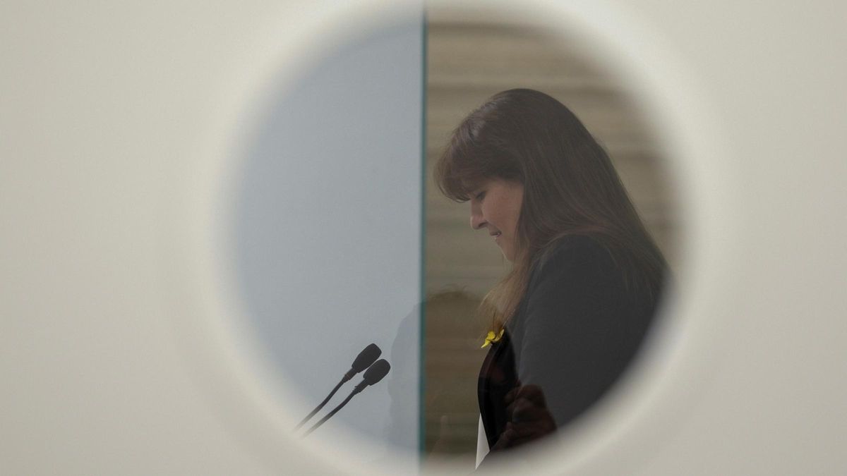 La presidenta del Parlament, Laura Borràs, durante la rueda de prensa que ha ofrecido este jueves en la sede de JxCat La presidenta del Parlament, Laura Borràs, durante la rueda de prensa que ha ofrecido este jueves en la sede de JxCat