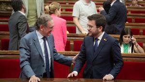 El ’conseller’ de Economia, Jaume Giró, y el ’president’ de la Generalitat, Pere Aragonès, en el hemiciclo del Parlament.