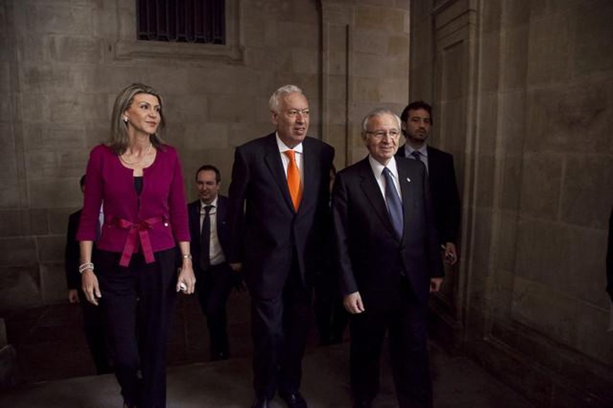 Llanos de Luna, delegada del Gobierno en Catalunya, el ministro Margallo y Miquel Valls, en la llotja de Mar el pasado 15 de abril. Llanos de Luna, delegada del Gobierno en Catalunya, el ministro Margallo y Miquel Valls, en la llotja de Mar el pasado 15 de abril.