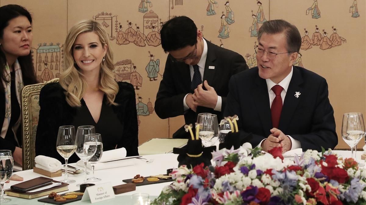 Ivanka Trump y el presidente surcoreano, Moon Jae-in, en la cena en la Casa Azul, en Seúl, el 23 de febrero. Ivanka Trump y el presidente surcoreano, Moon Jae-in, en la cena en la Casa Azul, en Seúl, el 23 de febrero.