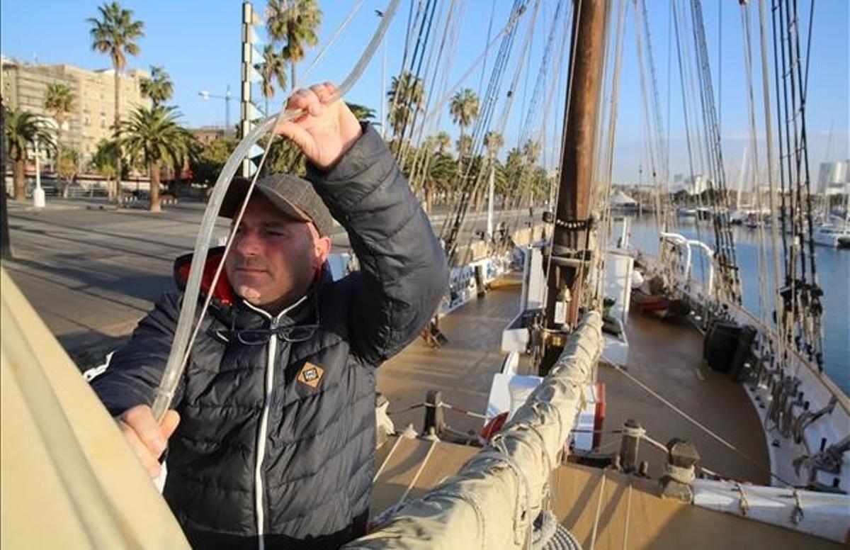 Francisco Pacheco, el patrón del ’Santa Eulàlia’, a bordo del pailebote. Francisco Pacheco, el patrón del ’Santa Eulàlia’, a bordo del pailebote.