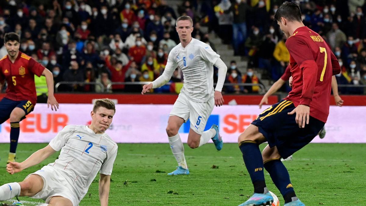 Espanya es diverteix amb un gran futbol i goleja una tendra Islàndia