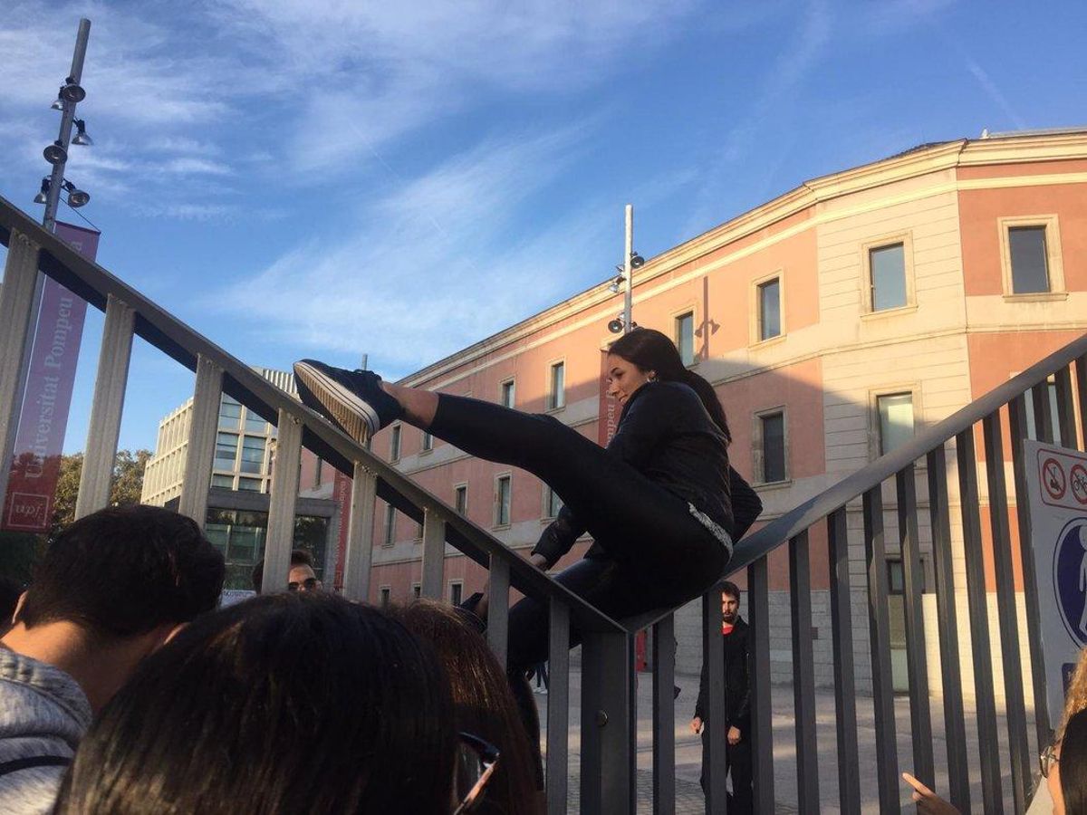 Una estudiante de la UPF, salta la valla para ir a clase, esquivando el piquete de huelga. Una estudiante de la UPF, salta la valla para ir a clase, esquivando el piquete de huelga.