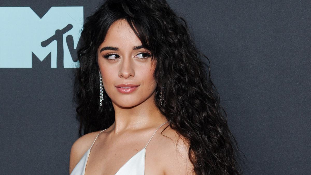 Camila Cabello en la alfombra roja de los MTV Video Music Awards en 2019. Camila Cabello en la alfombra roja de los MTV Video Music Awards en 2019.