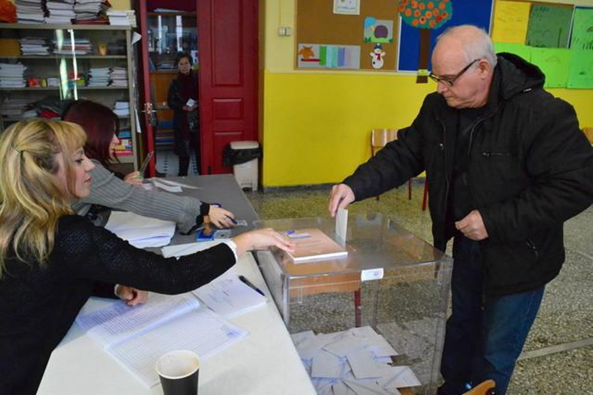 Un votante en las elecciones griegas. Un votante en las elecciones griegas.
