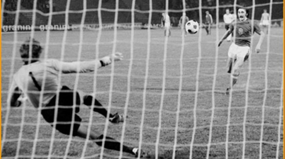 Belgrado, 20 de junio de 1976: Maier se vence a su izquierda y el balón tocado por Panenka cae en parábola y proclama a Checoslovaquia campeona de Europa