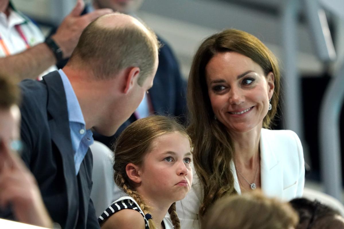La princesa Charlotte en un acto deportivo junto a sus padres, los duques de Cambridge.