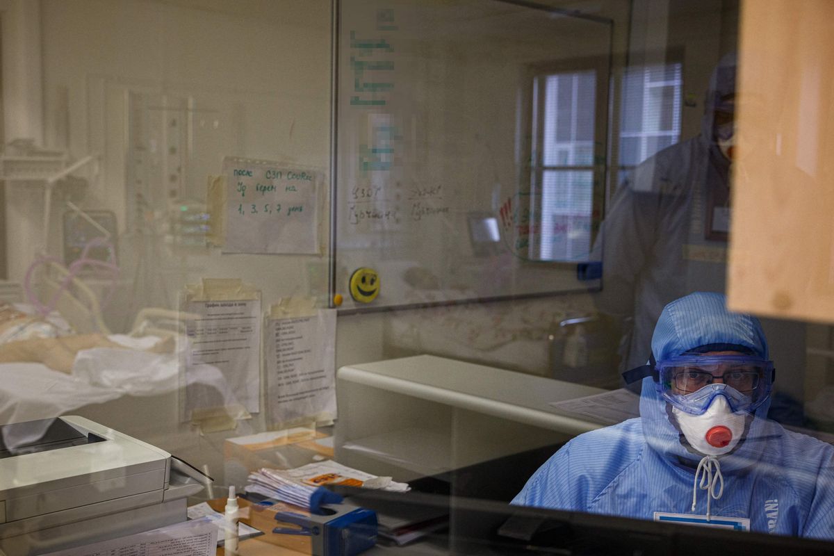 Un médico en una unidad de cuidados intensivos de pacientes de covid-19 en un hospital de Moscú. Un médico en una unidad de cuidados intensivos de pacientes de covid-19 en un hospital de Moscú.