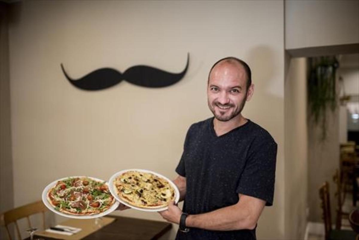 Éric Luthringer, de Messié Sin Gluten, con 2 de las 18 pizzas que sirve en su restaurante.