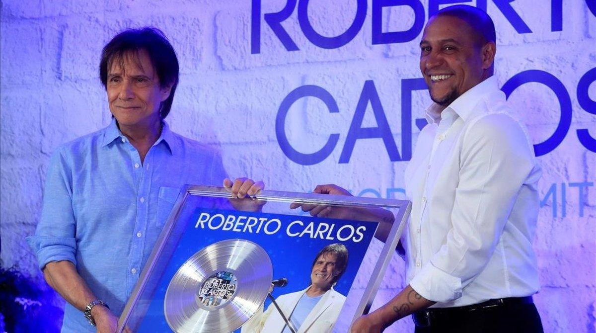 El cantante Roberto Carlos y el exfutbolista Roberto Carlos, en el acto de este lunes en Madrid.