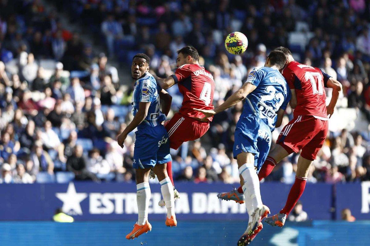 Los jugadores de ambos equipos pelean por el control de un balón. Los jugadores de ambos equipos pelean por el control de un balón.