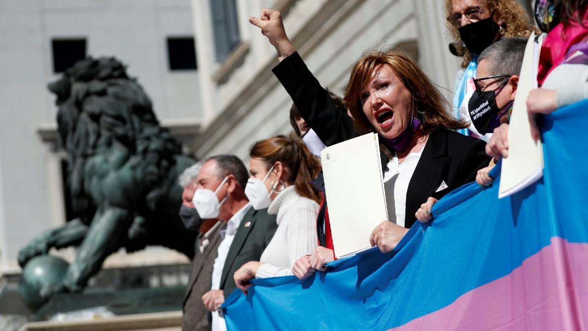 La presidenta de la Plataforma Trans, Mar Cambrollé, encabeza una protesta para reclamar la aprobación de la Ley trans, el pasado marzo.