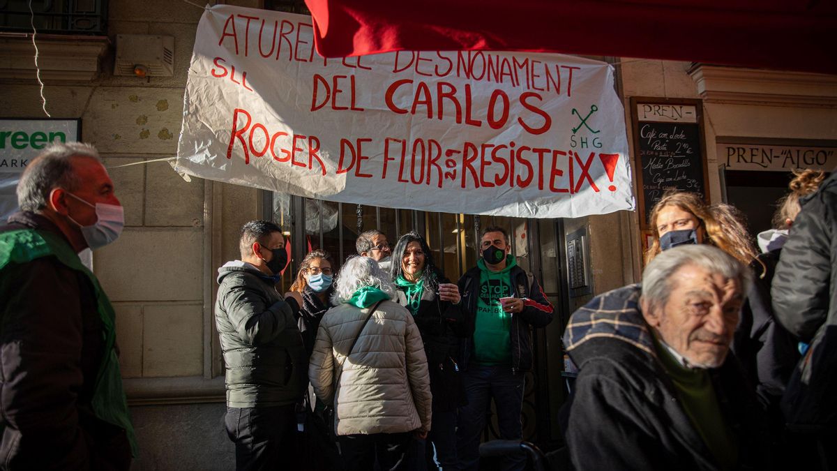 Quinto intento de desahucio en el 209 de la calle de Roger Flor, parado hace dos semanas y convocado de nuevo para este lunes, 20 de diciembre. Quinto intento de desahucio en el 209 de la calle de Roger Flor, parado hace dos semanas y convocado de nuevo para este lunes, 20 de diciembre.