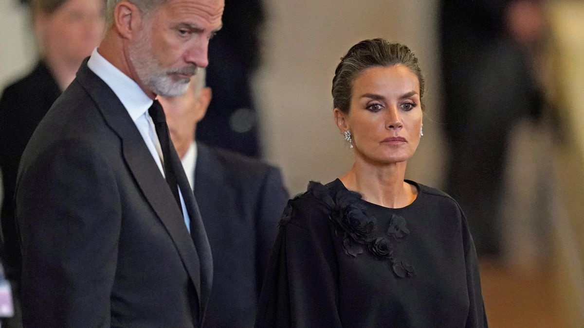 Felipe VI evita la foto con su padre pese a coincidir en el adiós a Isabel II Felipe VI evita la foto con su padre pese a coincidir en el adiós a Isabel II